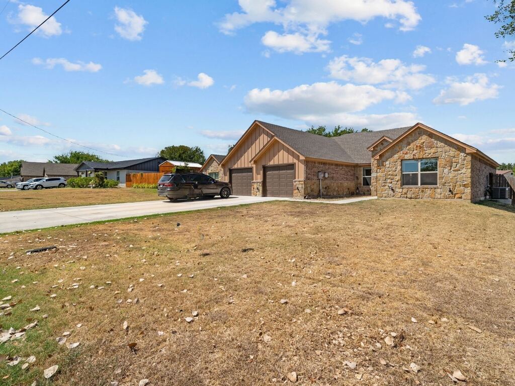 220 St Charles Drive B, Springtown, TX 76082 — photo 1
