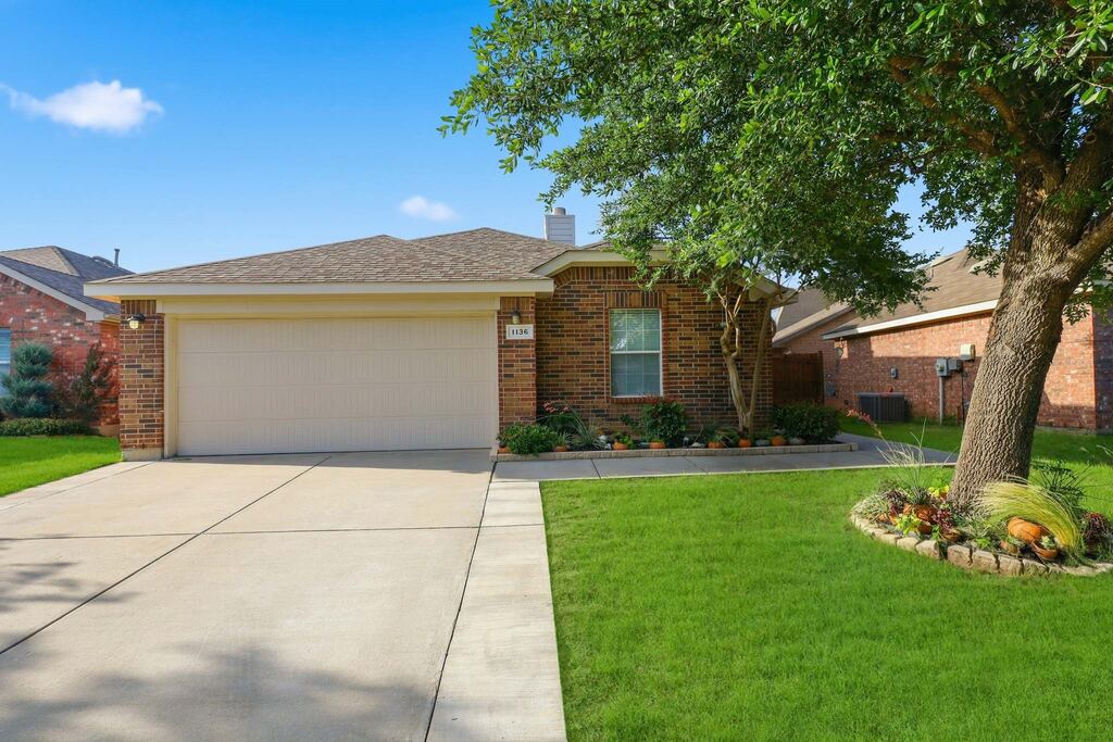 1136 Kachina Lane, Fort Worth, TX 76052 — photo 1