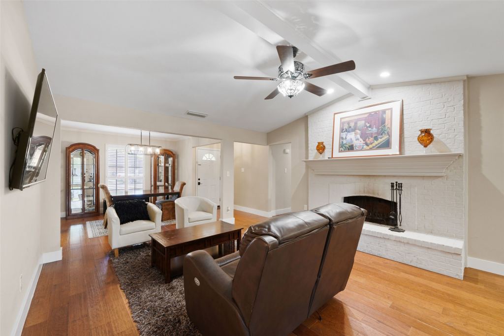 1602 Meadowglen Lane