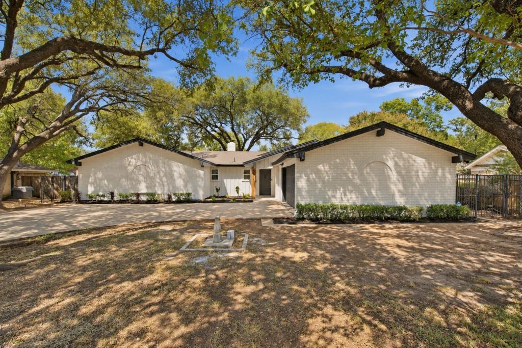 4905 Rock River Drive, Fort Worth, TX 76103 — photo 1