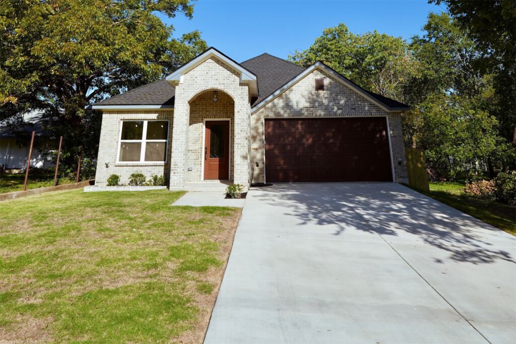 406 E Belknap Street, Ennis, TX 75119 — photo 1