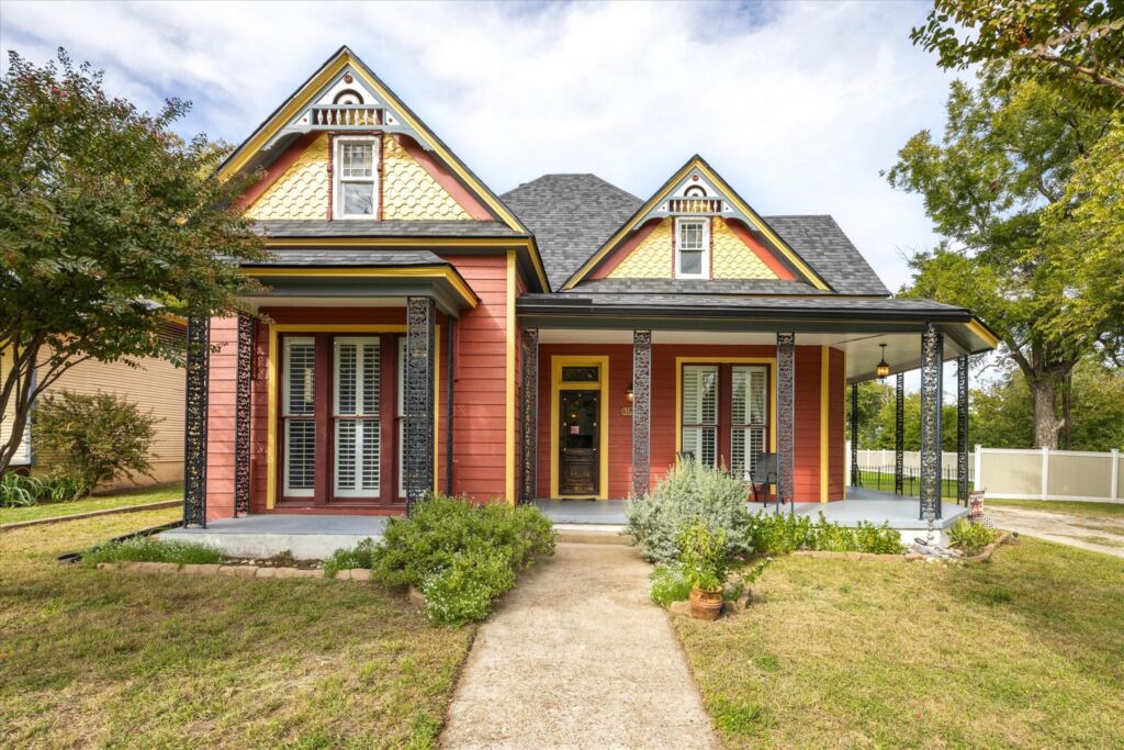 418 W Water Street, Weatherford, TX 76086 — photo 1