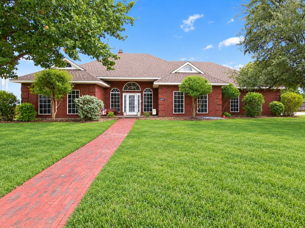 1607 N Park Drive, Bowie, TX 76230 — photo 1