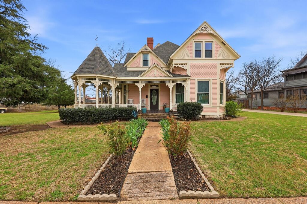 306 E Tarrant Street, Bowie, TX 76230 — photo 1