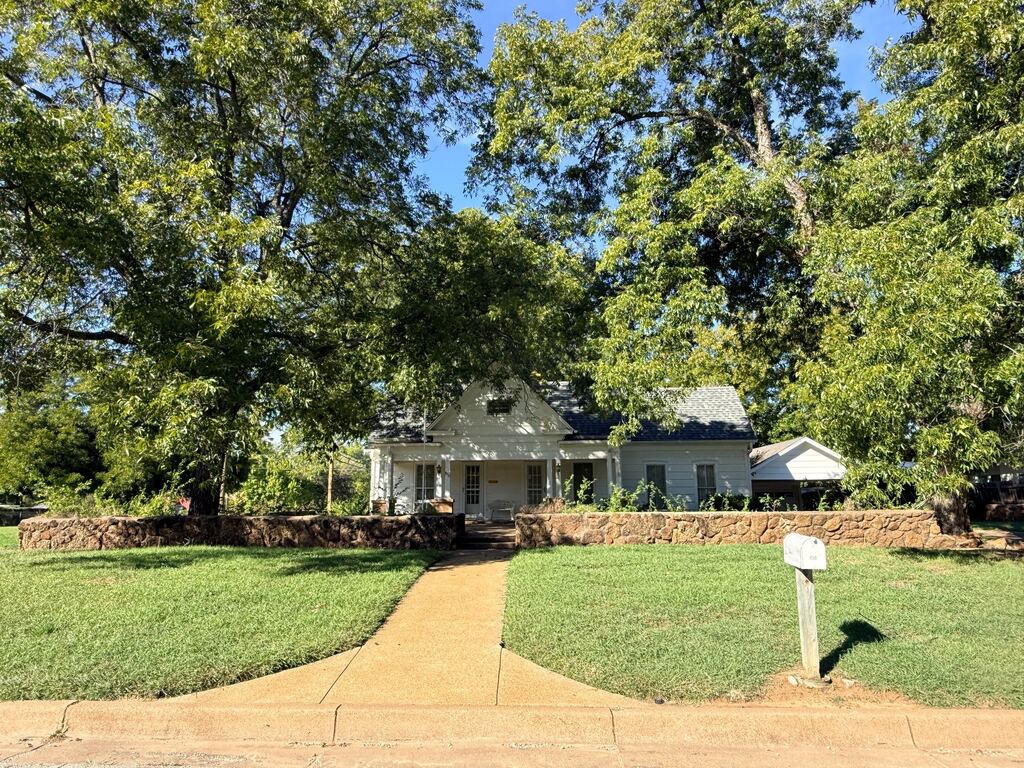 830 Plum Street, Graham, TX 76450 — photo 1