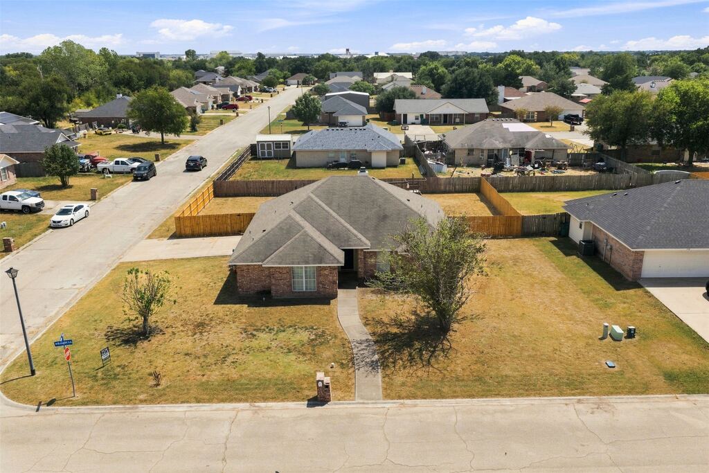 220 Knight Lane, Lacy Lakeview, TX 76705 — photo 1