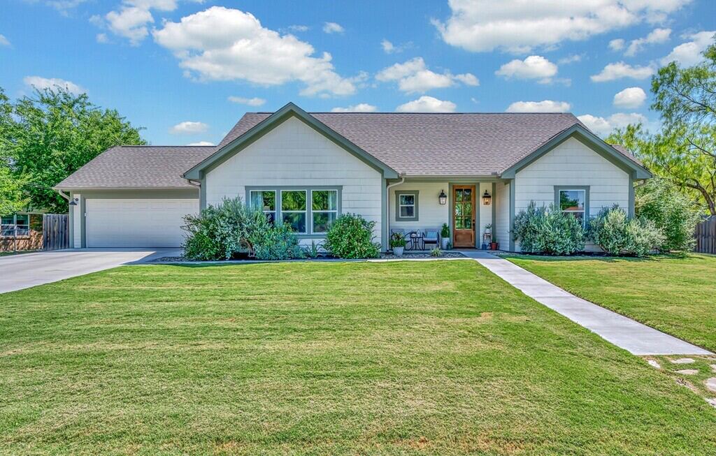 931 N Pecan Street, Hico, TX 76457 — photo 1