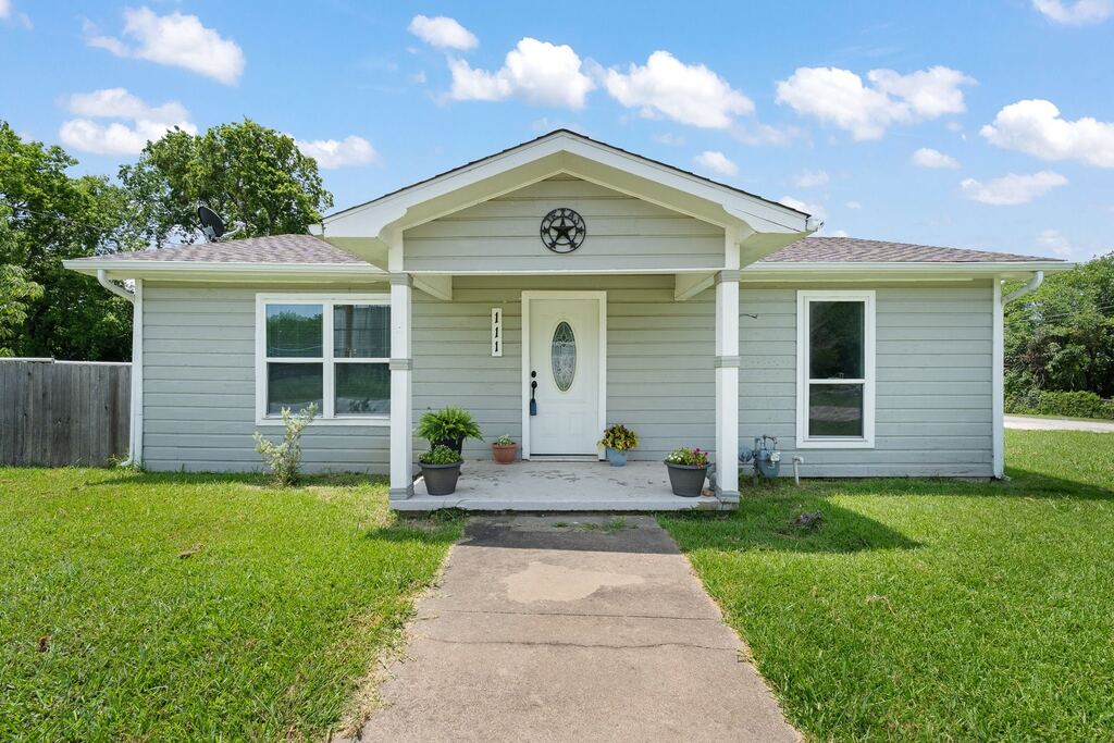 111 W Shelton Street, Alvarado, TX 76009 — photo 1
