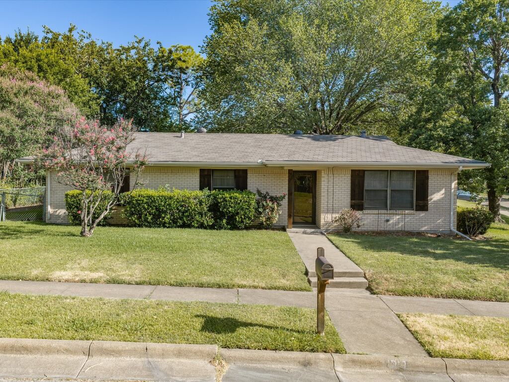 1313 Crestridge Street, Ennis, TX 75119 — photo 1