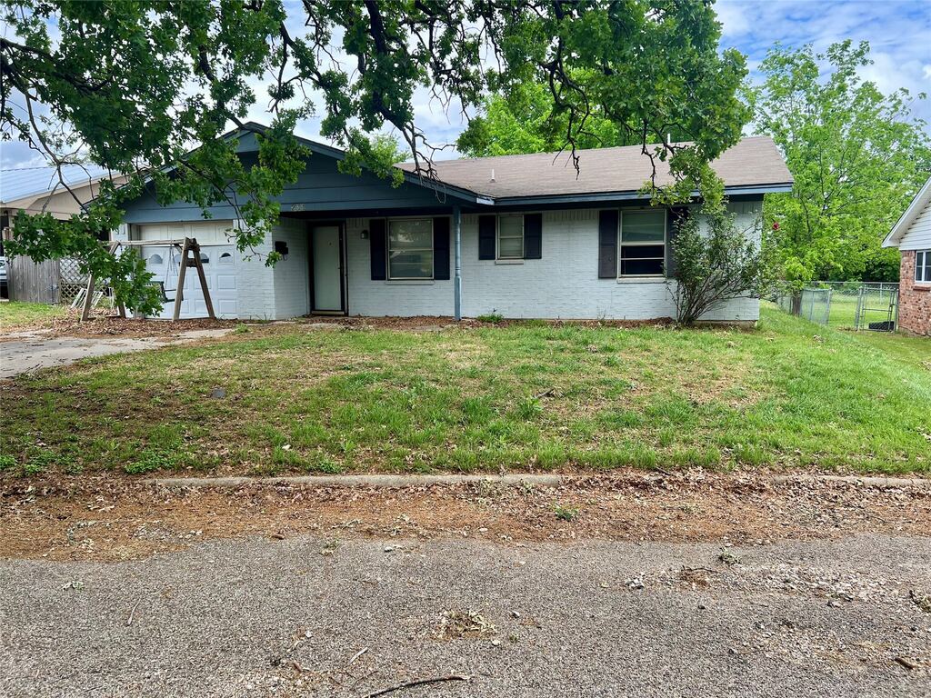 233 Hillcrest Drive, Nocona, TX 76255 — photo 1