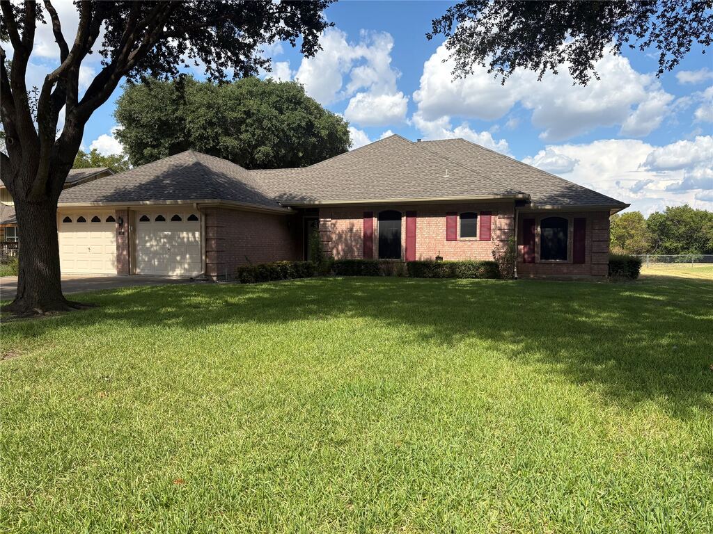 804 S PARIS Street, Ennis, TX 75119 — photo 1