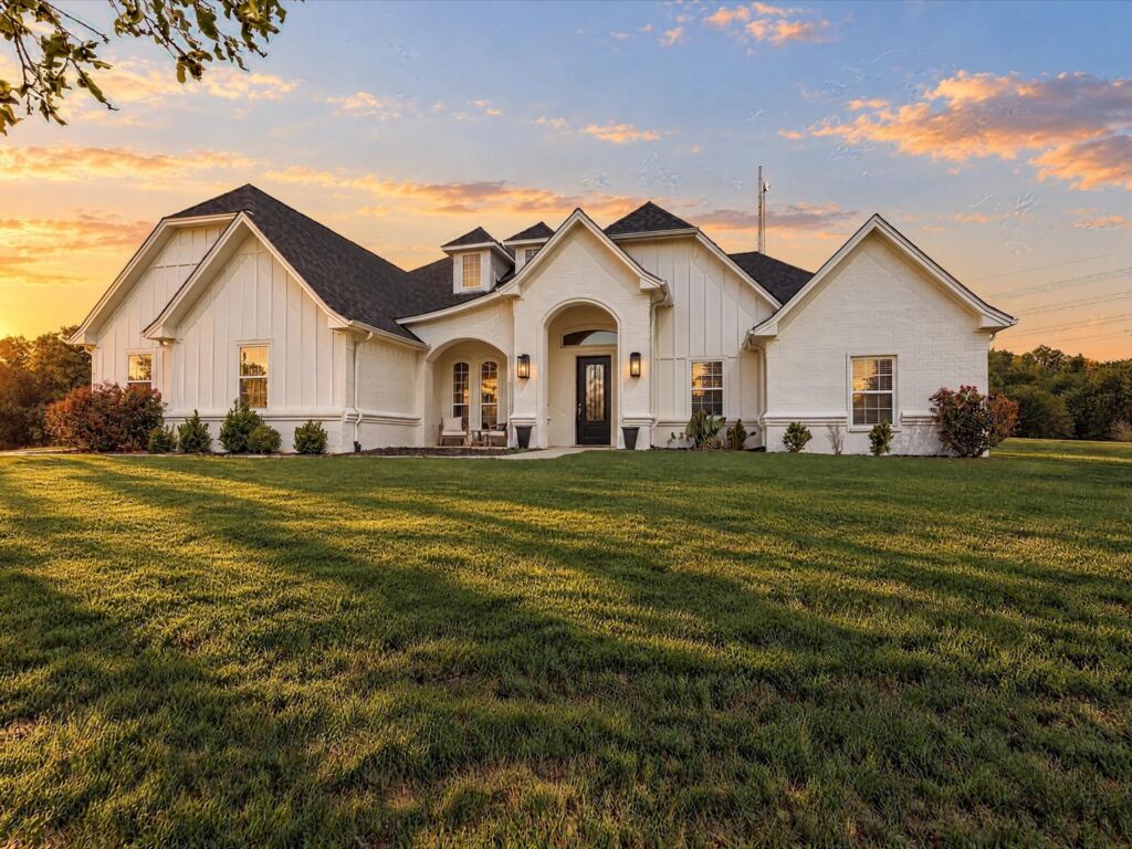 104 Silver Lakes Drive, Sunset, TX 76270 — photo 1