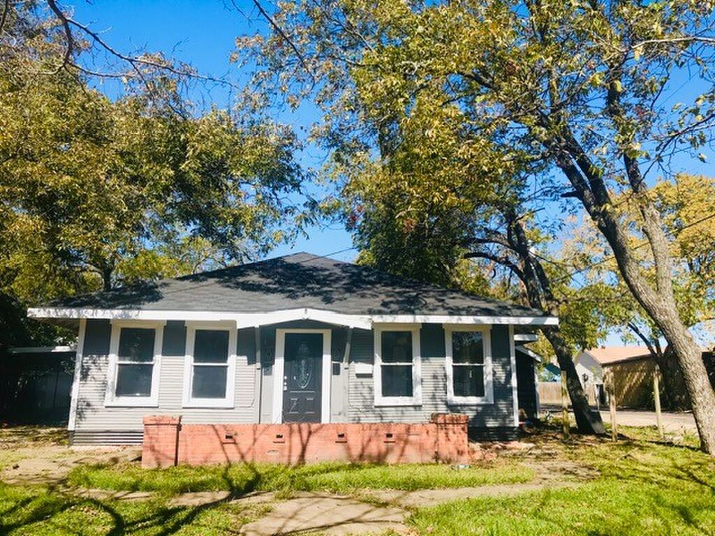 106 W Decatur Street, Ennis, TX 75119 — photo 1