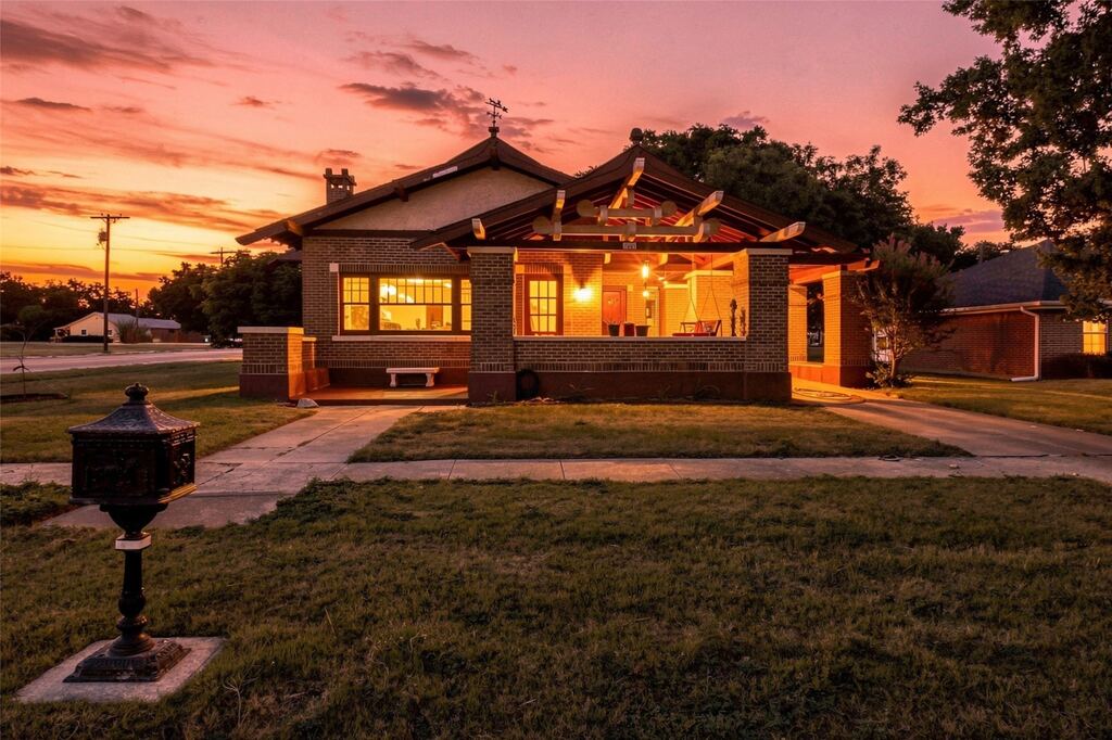 701 Pecan Street, Honey Grove, TX 75446 — photo 1