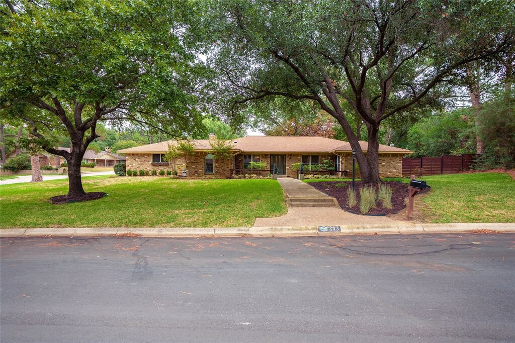 213 Pennsylvania Drive, Denton, TX 76205 — photo 1