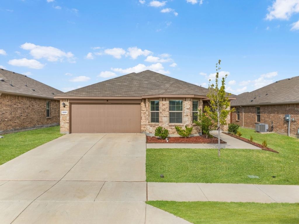 9509 Golden Summit Drive, Fort Worth, TX 76131 — photo 1