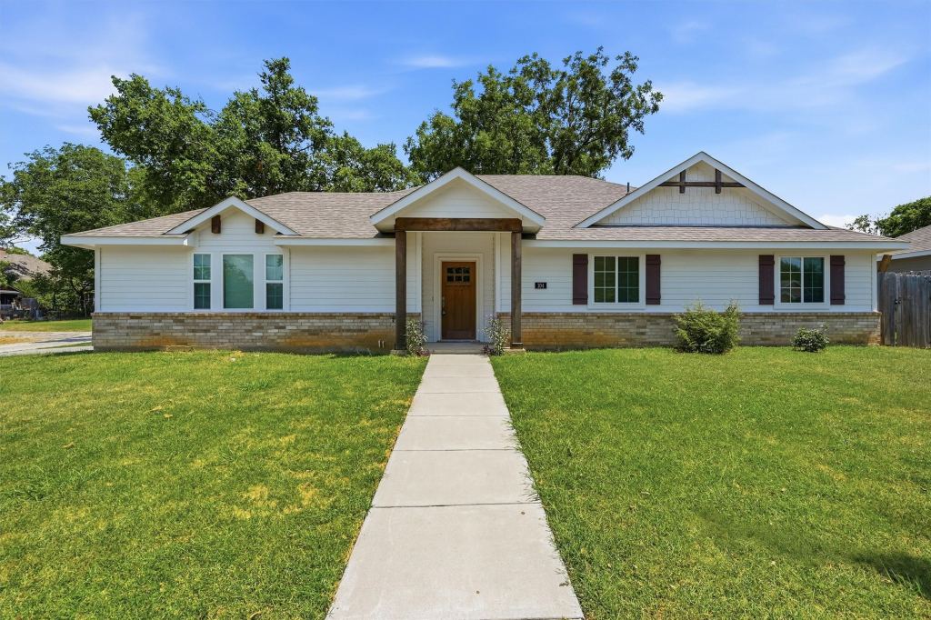 104 S Jordan Street, Whitesboro, TX 76273 — photo 1