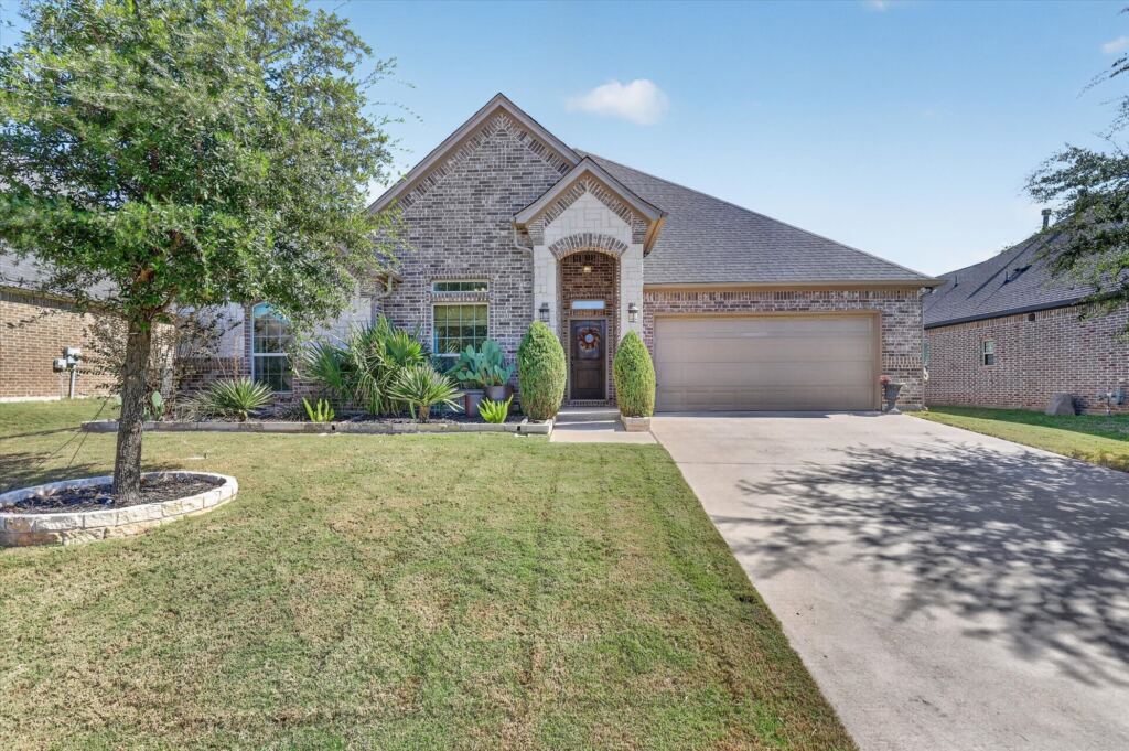 3925 Brookdale Road, Benbrook, TX 76116 — photo 1