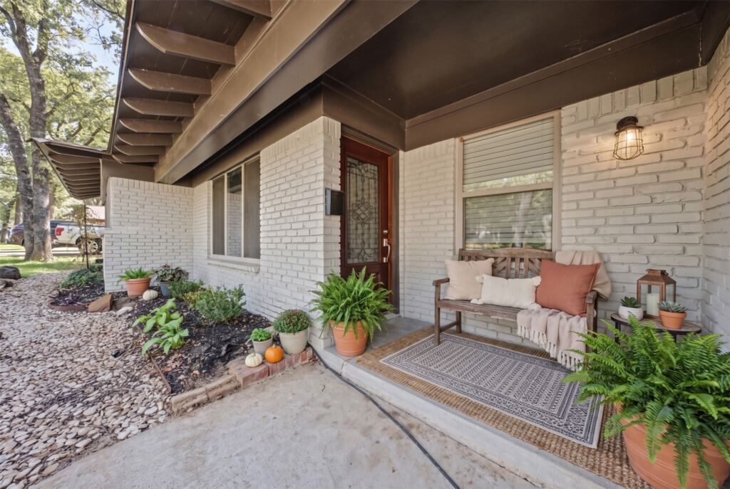 6404 Ravenswood Drive