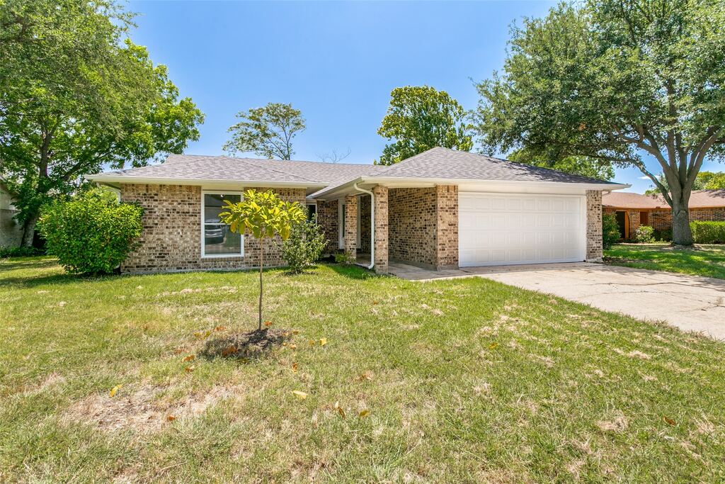 421 Goldfinch Drive, Fort Worth, TX 76108 — photo 1