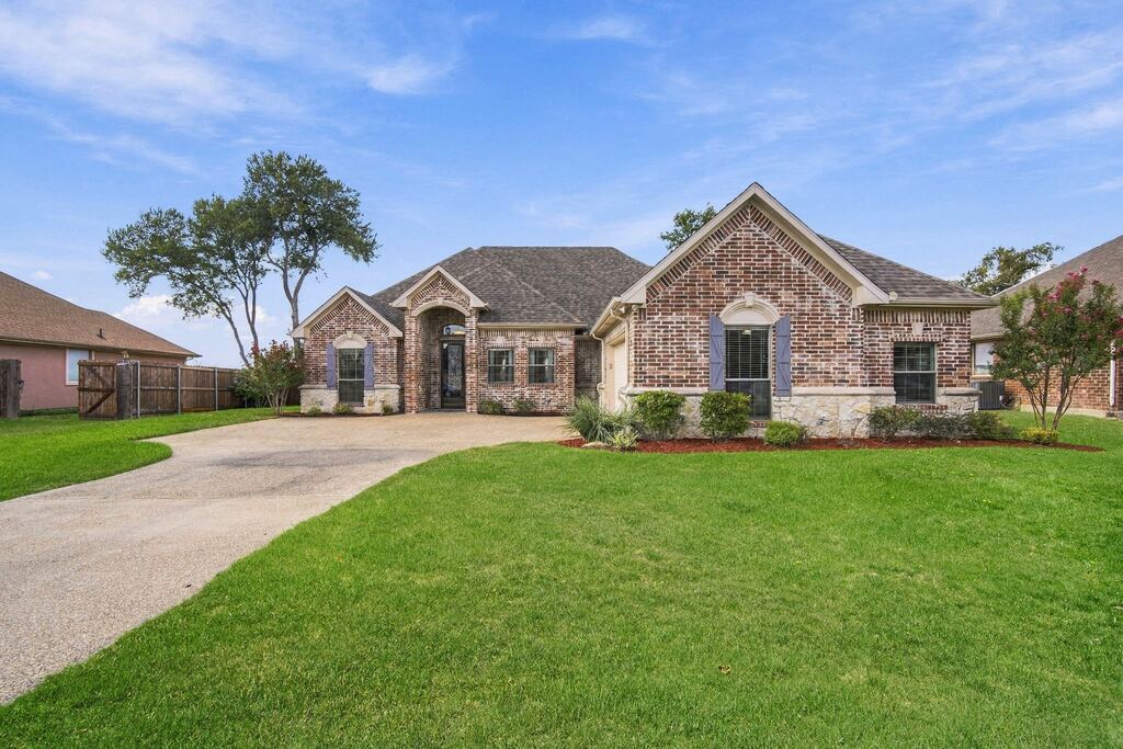 810 Woodcrest Drive, Ennis, TX 75119 — photo 1