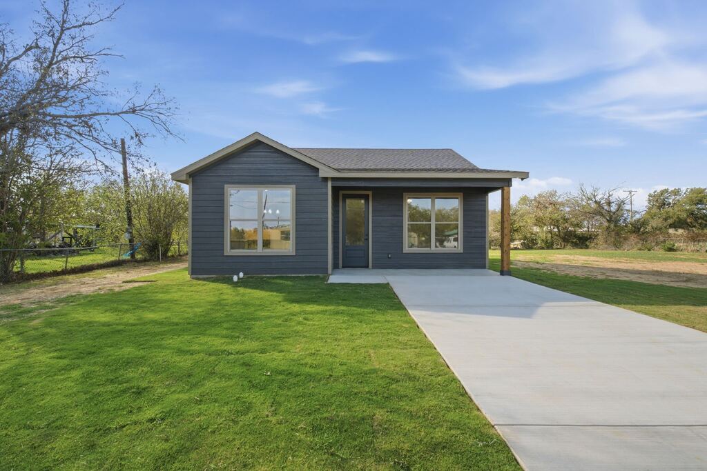 414 E Belknap Street, Jacksboro, TX 76458 — photo 1