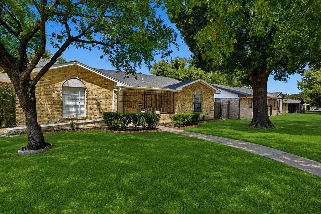 831 Kelso Drive, Dallas, TX 75211 — photo 1