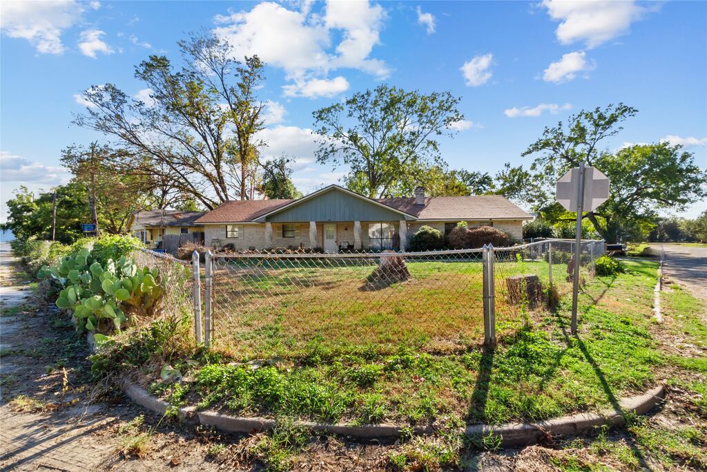 400 S 8th Avenue, Teague, TX 75860 — photo 1