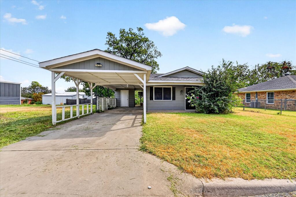 208 D Street, Whitesboro, TX 76273 — photo 1