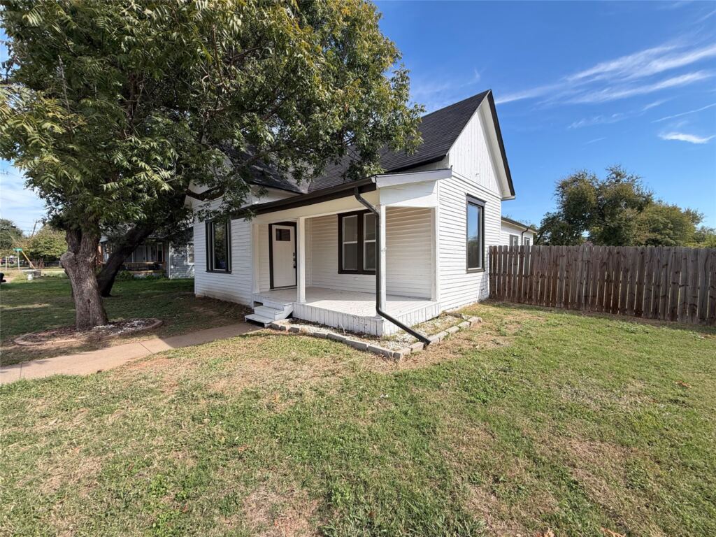 300 N Friou Street, Alvarado, TX 76009 — photo 1