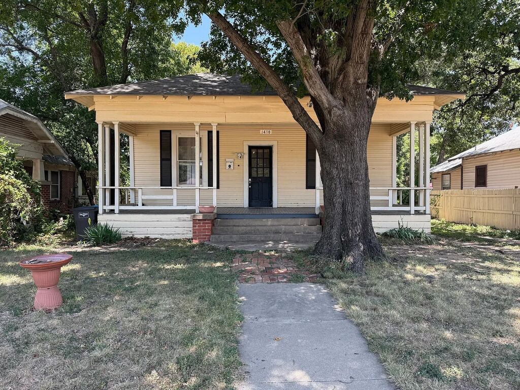 1410 Circle Park Boulevard, Fort Worth, TX 76164 — photo 1