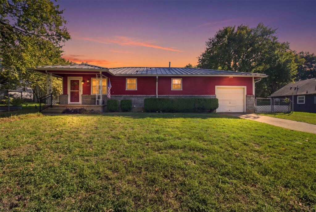 607 W Water Street, Weatherford, TX 76086 — photo 1