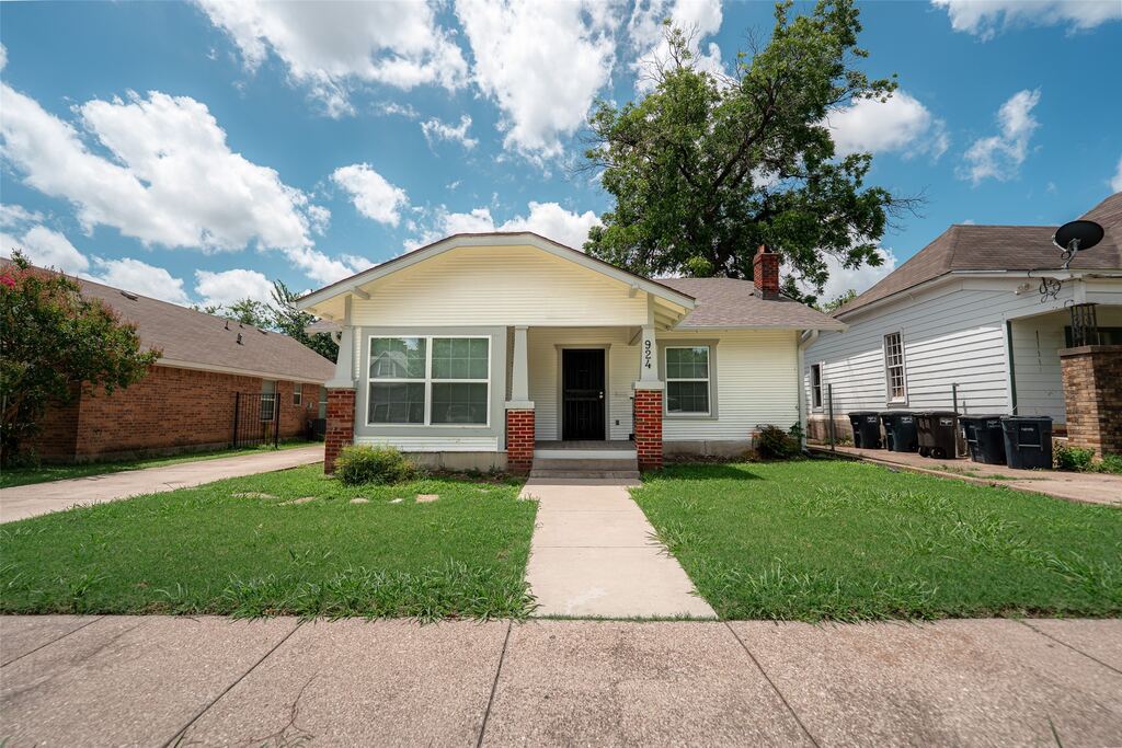 924 E Leuda Street, Fort Worth, TX 76104 — photo 1