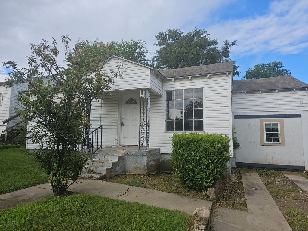 2713 35th Street, Fort Worth, TX 76106 — photo 1