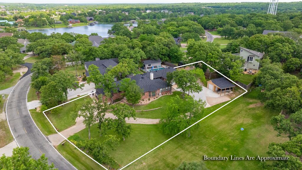 205 Kiowa Drive E, Gainesville, TX 76240 — photo 1