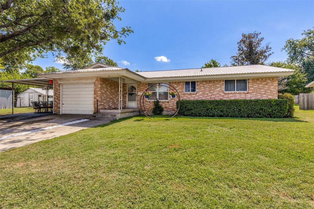 401 S Vick Street, Decatur, TX 76234 — photo 1