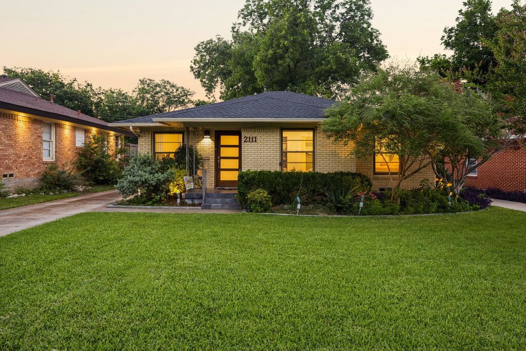 2111 Melbourne Avenue, Dallas, TX 75224 — photo 1