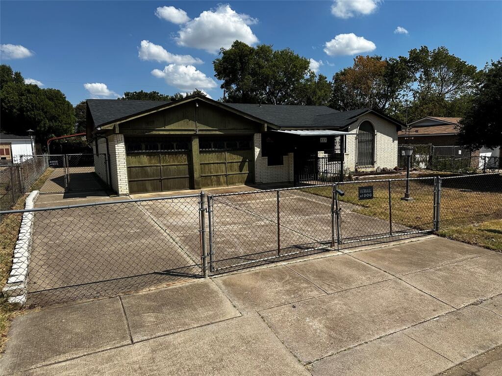 809 Lomo Street, Fort Worth, TX 76110 — photo 1