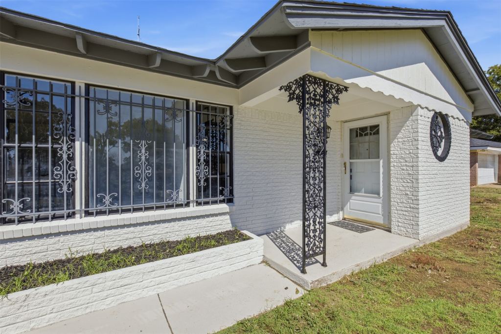 2313 Clearview Drive, Fort Worth, TX 76119 — photo 1