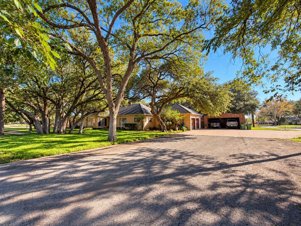 345 W Clinton Street, Dublin, TX 76446 — photo 1
