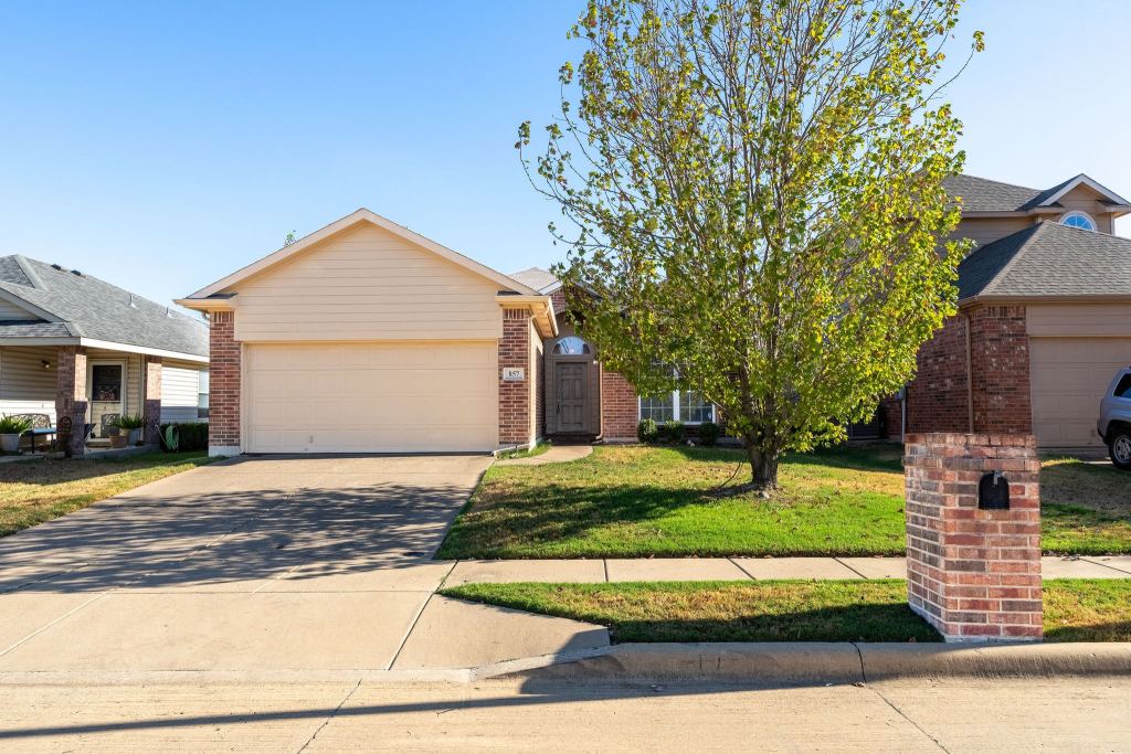 857 Rio Bravo Drive, Fort Worth, TX 76052 — photo 1