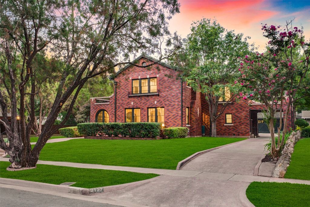 2127 Pembroke Drive, Fort Worth, TX 76110 — photo 1