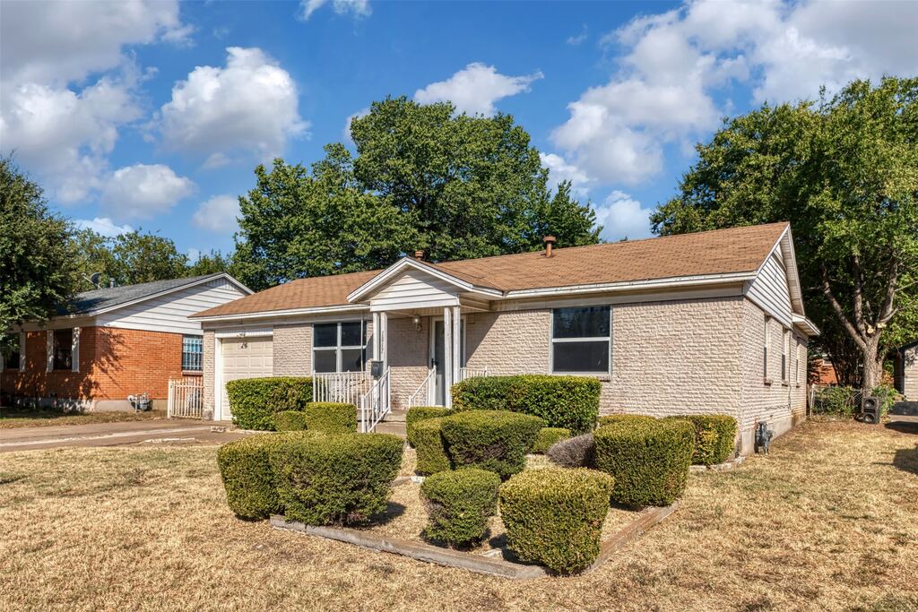 1017 E Spurgeon Street, Fort Worth, TX 76115 — photo 1