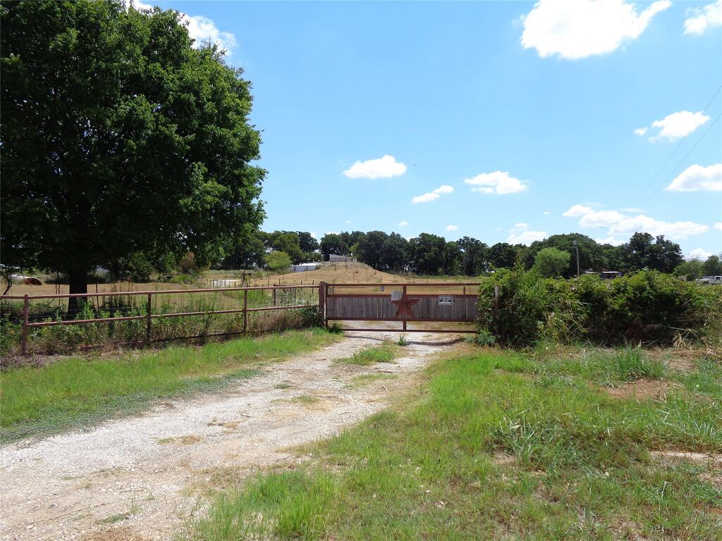 212 Private Road 114, Covington, TX 76636 — photo 1