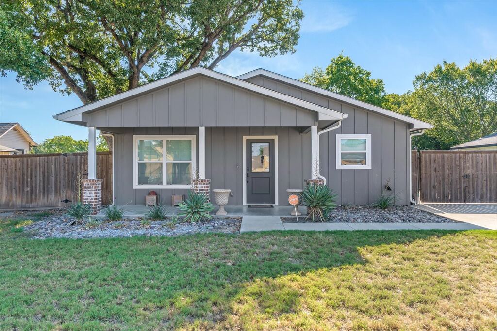 309 S Crockett Street, Edgewood, TX 75117 — photo 1