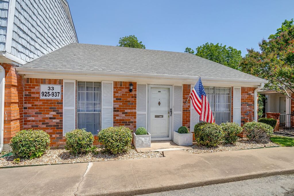 937 Roaring Springs Road, Fort Worth, TX 76114 — photo 1