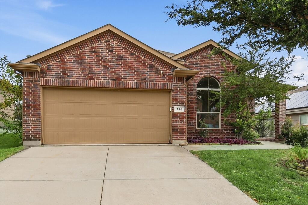 720 Rio Bravo Drive, Fort Worth, TX 76052 — photo 1