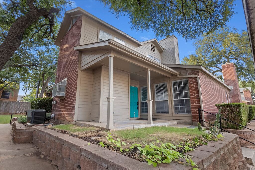1424 Meadowood Village Drive, Fort Worth, TX 76120 — photo 1