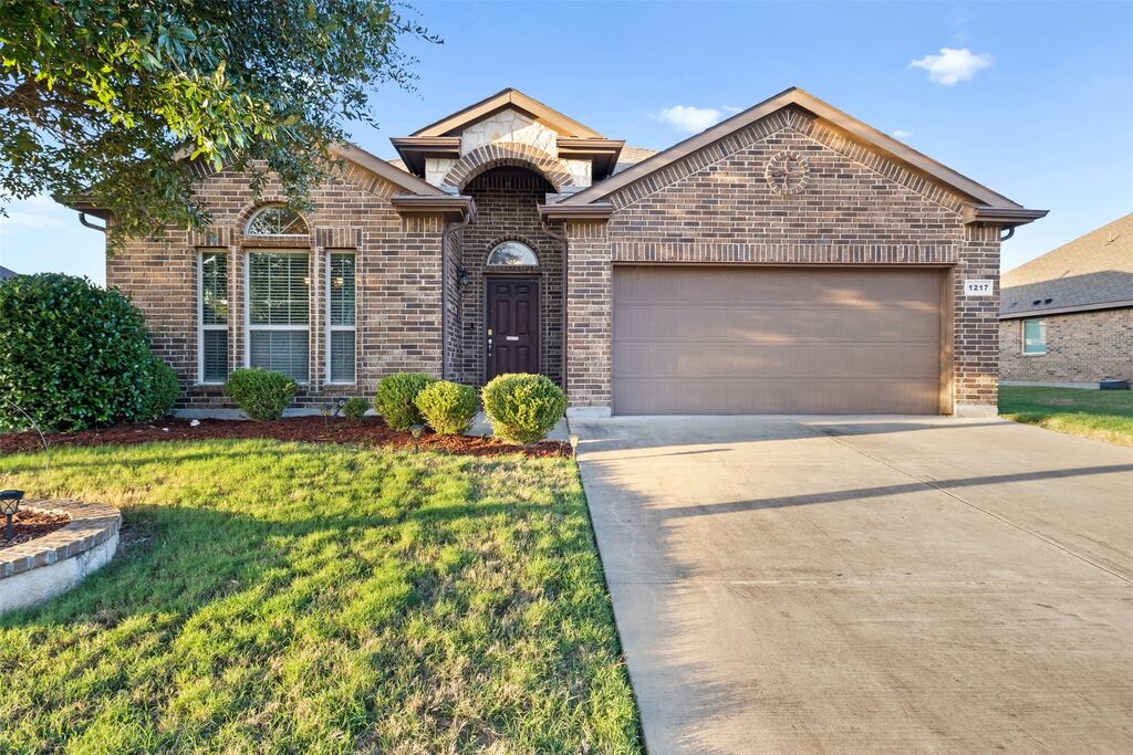 1217 Crest Ridge Drive, Glenn Heights, TX 75154 — photo 1