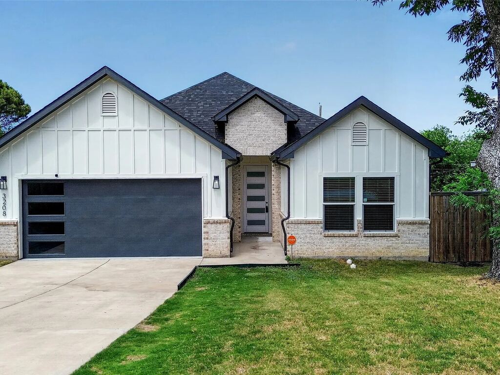 3208 31st Street, Fort Worth, TX 76106 — photo 1